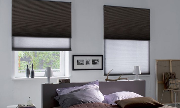 створення затишку в спальні з шторами плісе