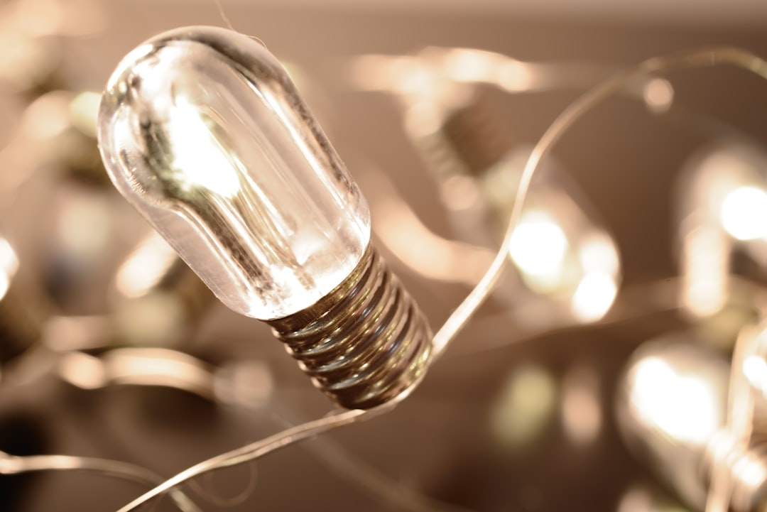 Чим відрізняються розумні лампочки від звичайних LED: повний гайд